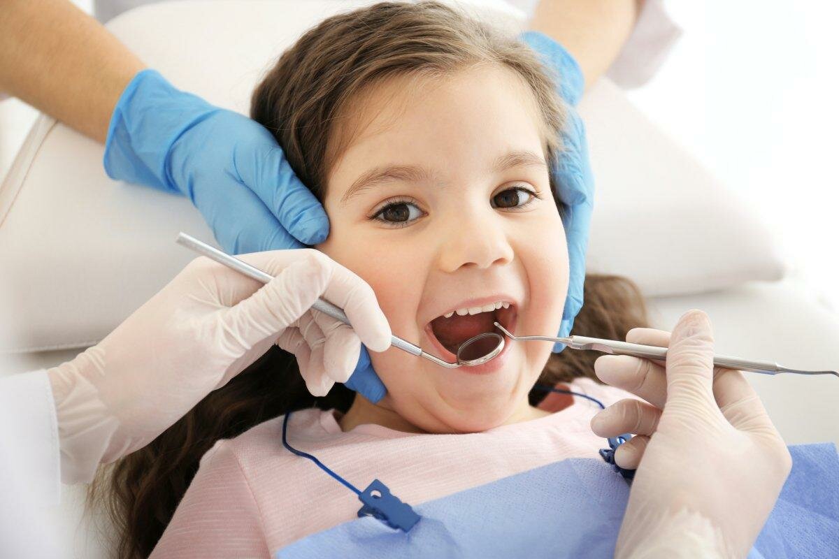 Когда вырастают коренные зубы у детей